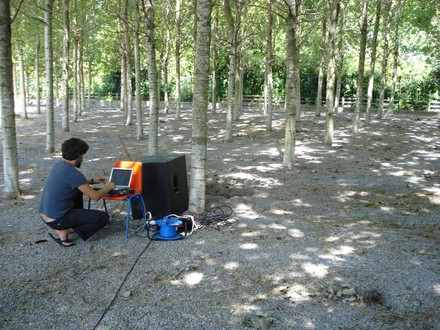Alberto con el proyecto en el bosque Arteleku - small
