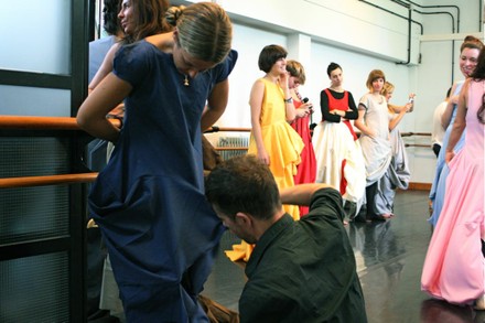 Julian Roberts arreglando el vestido a Natalia - small